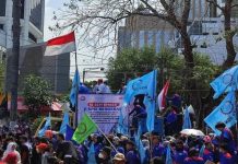 Belum Surut, Buruh dan Mahasiswa Bakal Gelar Aksi Besar-besaran di 27 September FOTO: Massa Buruh dan Mahasiswa saat melakukan demonstrasi menolak kenaikan harga BBM di depan Patung Kuda, Jakarta. (Ayoindonesia.com/Agung Budiman)