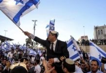 Media Israel Sebut Pejabat Senior Indonesia Temui Presiden Isaac Herzog Kepolisian Israel bentrok dengan warga Palestina di kompleks Masjid Al-Aqsa sebelum Pawai Bendera Israel dimulai pada Minggu (29/5). (REUTERS/RONEN ZVULUN
