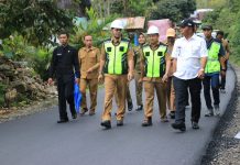 Perbatasan Bulukumba-Sinjai di Desa Kambuno Mulai Mulus FOTO: Bupati Andi Utta (Baju Putih) saat meninjau pelaksanaan pembangunan di Dusun Asipettungnge, Desa Kambuno, Kecamatan Bulukumpa.