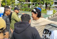 Diduga Tidak Memiliki Izin Caffe Noyu eat & Drink Disorot Mahasiswa FOTO: Puluhan Mahasiswa Yang tergabung Dalam koalisi lintas lembaga Melakukan aksi unjuk rasa didepan kantor Walikota Makassar mempertanyakan izin kafe Noyu eat & drink. Rabu, (21/9)