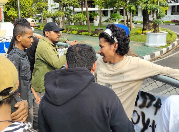 FOTO: Puluhan Mahasiswa Yang tergabung Dalam koalisi lintas lembaga Melakukan aksi unjuk rasa didepan kantor Walikota Makassar mempertanyakan izin kafe Noyu eat & drink. Rabu, (21/9)