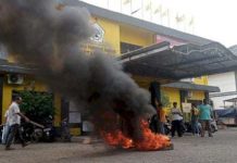 Kader Kembali Segel Sekretariat Partai Golkar Foto: Kader Golkar Kabupaten Muara Enim menggelar aksi dan menyegel kantor DPD Partai Golkar/RMOLSumsel