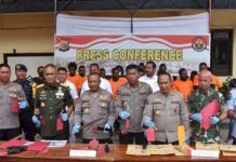 Saat Unras Pendukung Lukas Enembe Kedapatan Bawa Senpi Foto: Rilis Polda Papua terkait 14 orang pendemo yang diamankan karena membawa sejumlah benda berbahaya/RMOLPapua