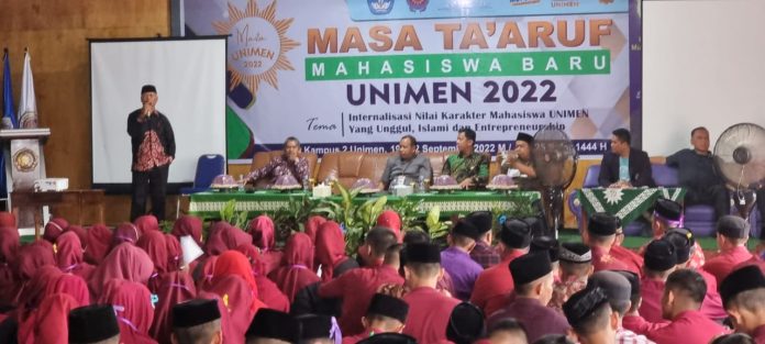 FOTO: Bupati Enrekang Muslimin Bando menghadiri kegiatan Masa Ta'aruf mahasiswa baru Universitas Muhammadiyah Enrekang. MB didaulat menjadi pembicara di depan 357 mahasiswa baru, Kamis (22/9/2022).