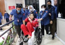 Dijemput Paksa Jaksa Penyidik, “Si Wanita Emas” itu Teriak Histeris di Rumah Sakit MMC FOTO: Si Wanita Emas (Hasnaeni) saat dijemput paksa di RS MMC untuk ditahan pihak penyidik Kejaksaan Agung. Usai ditetapkan sebagai Tersangka. Kamis (22/9)