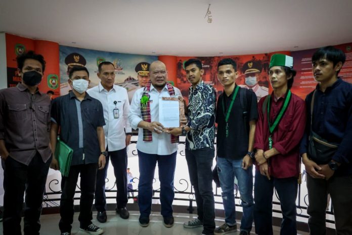 FOTO: Ketua DPD RI, AA LaNyalla Mahmud Mattalitti, menerima aspirasi terkait dugaan penyerobotan lahan yang dikelola masyarakat di Desa Pancakarsa dan Wonorejo di Kecamatan Mangkutana dan Kecamatan Burau, Kabupaten Luwu Timur, Sulawesi Selatan,