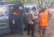Mobil Senyum Polsek Turikale di Setiap Jumat FOTO: Personil Babinkamtibmas Polsek Turikale saat melakukan pembagian nasi dos ke masyarakat. Jumat (23/9)