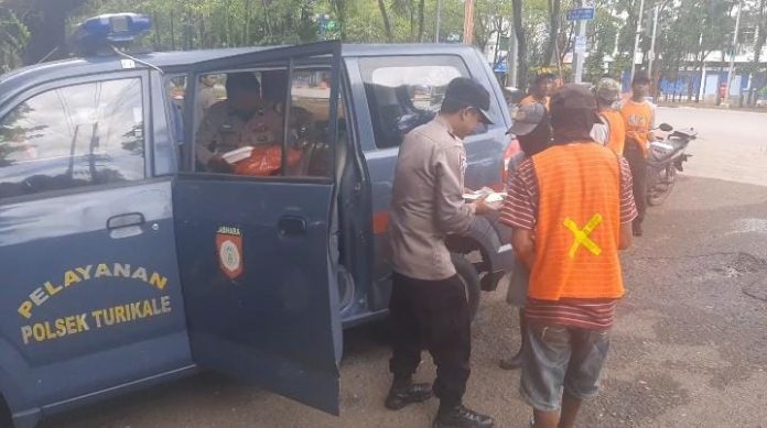 FOTO: Personil Babinkamtibmas Polsek Turikale saat melakukan pembagian nasi dos ke masyarakat. Jumat (23/9)