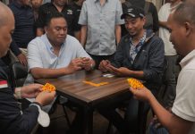 RG Berbaur dengan Penikmat Kopi di Makassar Sambil Bermain Domino FOTO: Politisi Partai NasDem Rachmat Gobel saat bermain domino bersama penikmat kopi di Makassar. Sabtu (24/9)