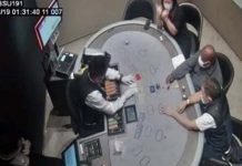 MAKI Bocorkan Video dan Foto yang Diduga Gubernur Papua di Meja Kasino Foto: MAKI bocorkan diduga Gubernur Papua Lukas Enembe sedang main judi Foto: Dok. MAKI