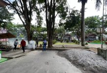 Panitia dan Pimpinan UKI Toraja Terjun Langsung Membersihkan Sampah Kegiatan Wisuda