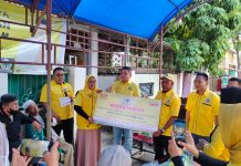 Appi Kembali Silahturahmi dengan Pimpinan Kelurahan Partai Golkar di Tallo FOTO: Ketua Golkar Makassar, Munafri Arifuddin saat menyerahkan papan sekertariat Pimlur kepada Mantasia Pimlu Buloa dan Bambang Pimlur Kaluku Bodoa. Ahad, (25/9)