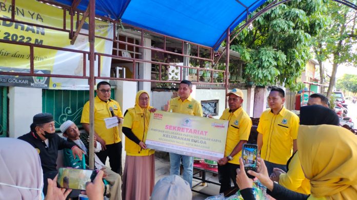 FOTO: Ketua Golkar Makassar, Munafri Arifuddin saat menyerahkan papan sekertariat Pimlur kepada Mantasia Pimlu Buloa dan Bambang Pimlur Kaluku Bodoa. Ahad, (25/9)