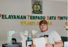 Diduga Pekerjaan Mangkrak di Kendari, CV. HRK Dimenangkan oleh POKJA Pemkab Bulukumba FOTO: Fausan Dermawan, LSM Corong Aspirasi Rakyat saat melapor CV. Hanifa Reski Konstruksi (HRK) terkait dugaan pekerjaan pembangunan Monumen Kalosara di kantor Kejaksaan Tinggi (Kejati) Sulawesi Tenggara. Selasa, (28/6/2022) lalu.
