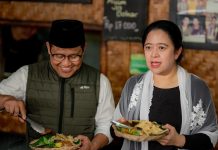 Puan Bertemu Cak Imin di Warung Pecel: Sama sama Wong Cilik FOTO: Ketua DPP PDIP Perjuangan Puan Maharani dan Ketua Umum DPP PKB Abdul Muhaimin Iskandar saat sarapan nasi pecel di sebuah warung, Minggu (25/9)/Net