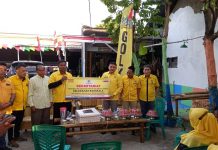 Kunjungi Pimlur Bangkala, Appi Ajak Menangkan Partai Golkar di Pemilu 2024 FOTO: H. Munafri Arifuddin saat menyerahkan Papan Sekretariat Pimlur Bangkala. Sabtu (24/9)