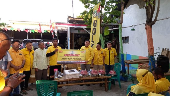 FOTO: H. Munafri Arifuddin saat menyerahkan Papan Sekretariat Pimlur Bangkala. Sabtu (24/9)