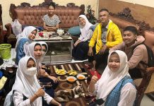 Pengurus OSIS Spensix Makassar, Sambangi Korban Pengeroyok, Ketos: Kami Peduli FOTO: Ketua Osis SMP Negeri 6 Makassar beserta pengurus saat mengunjungi Lalita Aulia Kirania korban kekerasan. Senin, (26/9)