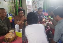Kepsek SMAN 2 Makassar Bantah Soal Pemukulan, Asrar: Guru Melerai Perkelahian Antar Siswa FOTO: Kepala SMAN 2 Makassar saat memberi klarifikasi ke awak media terkait video viral pemukulan siswa. Senin (26/9)