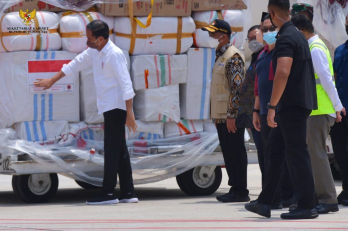 FOTO: Presiden Joko Widodo saat melepas bantuan kemanusiaan ke Pakistan.