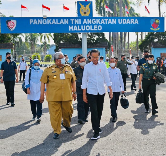 FOTO: Presiden RI Joko Widodo (Jokowi) saat akan melakukan kunjungan kerja ke Provinsi Sulawesi Tenggara pada Senin (26/09/2022). Perdanakusuma, Jakarta, sekitar pukul 12.00 WIB.