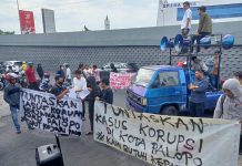 13 Mahasiswa Palopo Diduga Dikriminalisasi, PB IPMIL Raya Turun Gunung FOTO: Pengurus Besar Ikatan Pelajar Mahasiswa Indonesia Luwu Raya (PB IPMIL Raya) menggelar aksi unjuk rasa di depan kantor Kejati dan Polda Sulsel. Senin (26/9)