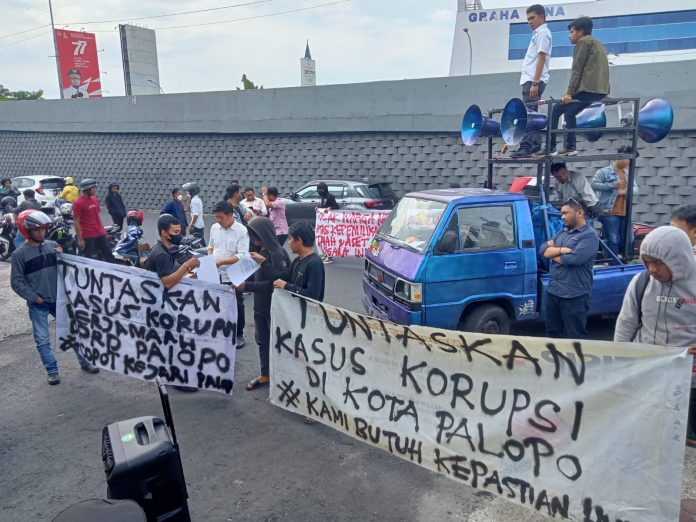 FOTO: Pengurus Besar Ikatan Pelajar Mahasiswa Indonesia Luwu Raya (PB IPMIL Raya) menggelar aksi unjuk rasa di depan kantor Kejati dan Polda Sulsel. Senin (26/9)