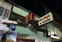 Abaikan SK Wali Kota, Bapenda Tertibkan Reklame di Dua Titik FOTO: Papan reklame saat diturunkan di Jalan Somba Opu dan Jalan Bulusaraung. Keduanya terletak di Kecamatan Ujung Pandang Kota Makassar, Senin (26/9) malam.