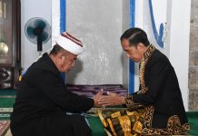 Presiden Jokowi Apresiasi Kesultanan Buton, Tetap Menjaga Kearifan Lokal di Tengah Modernisasi FOTO: Presiden Jokowi saat dianugerahi gelar kehormatan dari Sultan Buton La Ode Muhammad Izat Manarfa di Baruga Keraton Kesultanan Buton, Kota Baubau, Provinsi Sulawesi Tenggara, Selasa (27/09/2022). (Foto: BPMI Setpres/Laily Rachev)