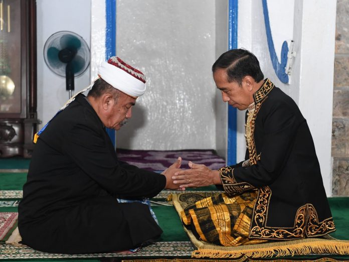FOTO: Presiden Jokowi saat dianugerahi gelar kehormatan dari Sultan Buton La Ode Muhammad Izat Manarfa di Baruga Keraton Kesultanan Buton, Kota Baubau, Provinsi Sulawesi Tenggara, Selasa (27/09/2022). (Foto: BPMI Setpres/Laily Rachev)