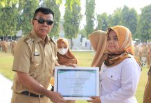 MIN 3 Bulukumba Raih Adiwiyata Tingkat Provinsi FOTO: Kiri Bupati Andi Utta dan Kepala MIN 3 Bulukumba, saat menerima penghargaan Adiwiyata tingkat Provinsi Sulawesi Selatan