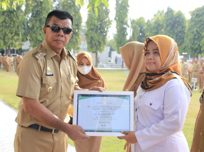 FOTO: Kiri Bupati Andi Utta dan Kepala MIN 3 Bulukumba, saat menerima penghargaan Adiwiyata tingkat Provinsi Sulawesi Selatan