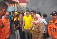 Pengurus DPD II Golkar Makassar Beri Bantuan Korban Kebakaran di Rappokaling Timur FOTO: Pengurus DPD II Partai Golkar kota berkunjung ke korban kebakaran di Jalan Rappokaling Timur Lr 2, Dusun Rappokaling, Kelurahan, Rappokaling, Kecamatan Tallo. Selasa (26/9)