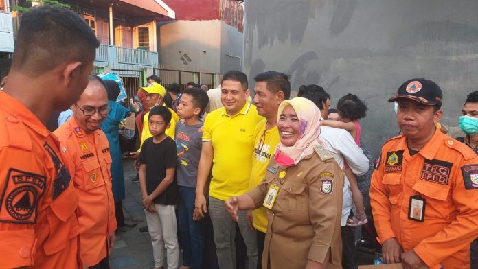 FOTO: Pengurus DPD II Partai Golkar kota berkunjung ke korban kebakaran di Jalan Rappokaling Timur Lr 2, Dusun Rappokaling, Kelurahan, Rappokaling, Kecamatan Tallo. Selasa (26/9)