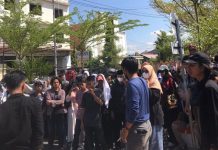 Tak Terima Temannya Ditersangkakan, Aliansi Solidaritas Mahasiswa Demo Polres Palopo FOTO: Sejumlah mahasiswa dari berbagai kampus menggelar aksi demostrasi di depan Kantor Polresta Palopo