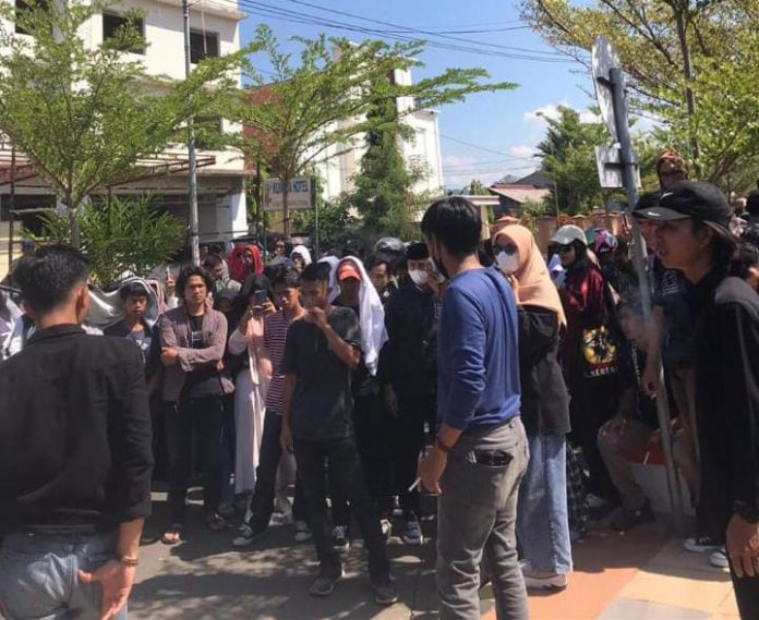 IMG-20220927-WA0102 FOTO: Sejumlah mahasiswa dari berbagai kampus menggelar aksi demostrasi di depan Kantor Polresta Palopo