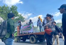 Aliansi Mahasiswa Lutim Gelar Unras, Tuntut Janji Gubernur Sulsel Perbaiki Jalan Poros Provinsi di Burau FOTO: Puluhan mahasiswa yang tergabung dalam "Aliansi Mahasiswa Luwu Timur" menggelar aksi unjuk rasa (Unras) di depan kantor Gubernur Sulawesi Selatan , Jalan Urip Sumoharjo, Kota Makassar, Selasa siang. (27/9/2022).