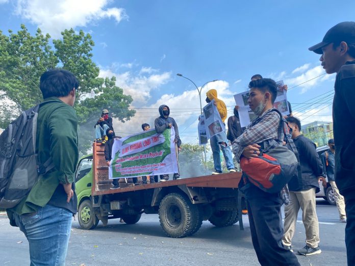 FOTO: Puluhan mahasiswa yang tergabung dalam 