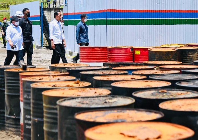 FOTO: Presiden Jokowi saat meninjau pabrik aspal di PT Wika Bitumen, Kabupaten Buton, Sulawesi Tenggara, Selasa (27/09/2022). (Foto: BPMI Setpres/Laily Rachev)