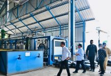 Usai Meninjau pabrik aspal di Buton, Presiden Jokowi Sebut Dua Tahun Lagi Tidak ada Impor Aspal FOTO: Presiden Jokowi didampingi Sekretaris Kabinet Pramono Anung saat meninjau pabrik aspal PT Wika Bitumen, Buton, Selasa (27/09/2022). (Foto: BPMI Setpres/Laily Rachev)