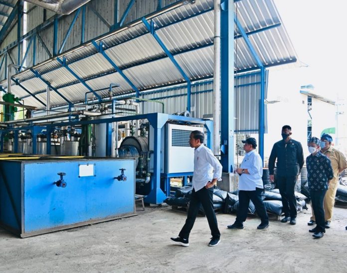 FOTO: Presiden Jokowi didampingi Sekretaris Kabinet Pramono Anung saat meninjau pabrik aspal PT Wika Bitumen, Buton, Selasa (27/09/2022). (Foto: BPMI Setpres/Laily Rachev)