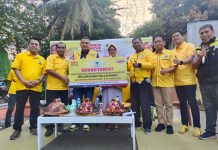 Appi Silahturahmi dengan Pimlur Tello Baru, SK: Target Golkar Raih 2 Kursi dari Dapil 4 Makassar FOTO: H. Munafri Arifuddin bersama Pengurus DPD II Partai Golkar Makassar saat menyerahkan papan sekertariat Pimlur Tello Baru, Kecamatan Panankukang. Rabu (28/9)