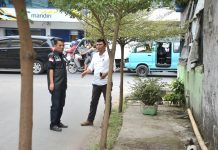 Bersama Pihak Dinas PU Pemkot Makassar AWT Tinjau Pengaspalan di Dapilnya FOTO: Anggota DPRD Kota Makassar, Abdul Wahab Tahir saat meninjau rencana pengaspalan dapil II, Jalan Teuku Umar 1, Lorong 1, Kelurahan Kaluku Bodoa, Kecamatan Tallo, Rabu (28/9/2022).