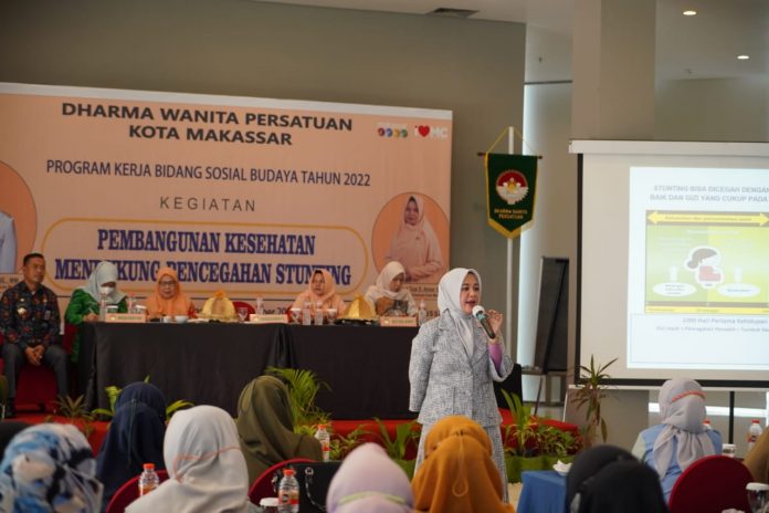 FOTO: Wakil Wali Kota Makassar, Fatmawati Rusdi saat memberikan materi pembangunan kesehatan mendukung pencegahan stunting dengan sasaran 100 orang ibu hamil, yang dilaksanakan oleh Dharma Wanita Persatuan kota Makassar, Kamis (29/9/2022).