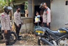 Kapolsek dan Babinkamtibmas Turikale Beri Bantuan ke Warga Kurang Mampu FOTO: Kapolsek dan Babinkamtibmas Turikale saat memberikan bantuan kepada warga kurang mampu di Kelurahan Adatongeng, Kecamatan Turikale, Kabupaten Maros. Kamis (29/9)