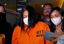 PC Ditahan di Rutan Polri, Arqam Azikin Apresiasi Jenderal Polisi Listyo Sigit Prabowo FOTO: PC saat dibawa oleh Tim Direktorat Tindak Pidana Umum (Dirtipidum) Bareskrim Polri. Jumat (31/9)