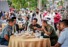 Lihat Senyum Gubernur Andi Sudirman Usai Meninjau Pameran Alutsista