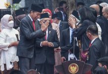 Presiden Jokowi Hadiri Peringatan Hari Kesaktian Pancasila FOTO: Presiden Joko Widodo sejenak mengunjungi Monumen Pancasila Sakti sebelum meninggalkan lokasi acara. (1/10)