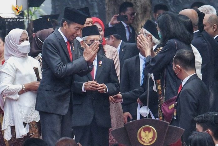 FOTO: Presiden Joko Widodo sejenak mengunjungi Monumen Pancasila Sakti sebelum meninggalkan lokasi acara. (1/10)