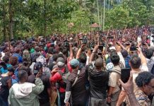 500 Orang Menggunakan Panah dan Parang Jaga Ketat Rumah Pribadi Lukas Enembe FOTO: Wartawan media cetak dan elektronik saat meliput di lokasi kediaman Gubernur Papua Lukas Enembe. Foto: Ridwan/JPNN